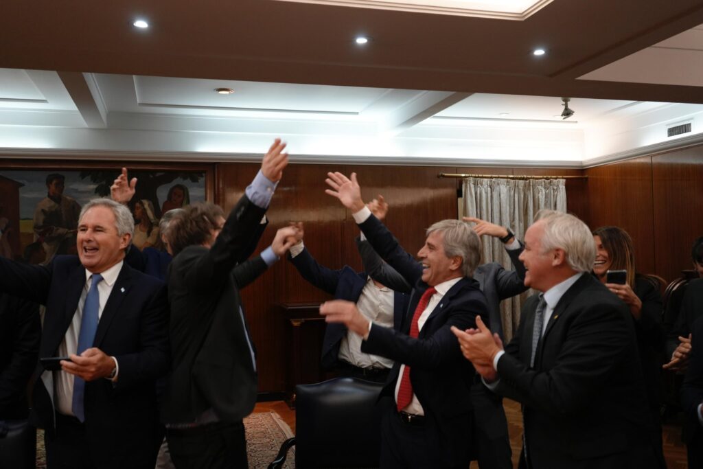 Javier Milei, Luis Caputo and Argentina's economic cabinet members celebrate the end of the "cepo".